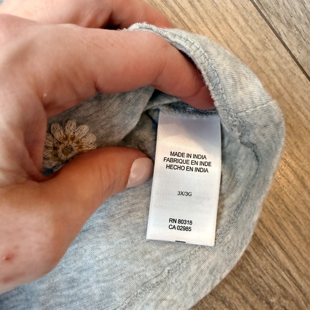 Lucky Brand Tee Embroidered Daisy’s Heathered grey size 3x - Picture 4 of 9